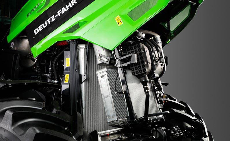 Teilansicht eines Deutz-Fahr Schleppers mit geöffneter Motorhaube