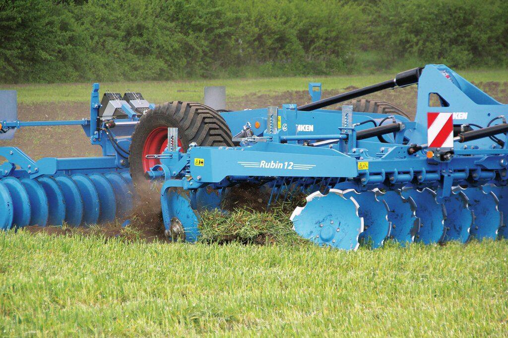 Lemken Rubin 12 beim Einsatz auf dem Feld