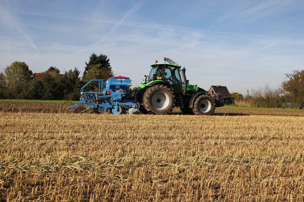Traktor mit angehängter Lemken Solitair beim Feldeinsatz
